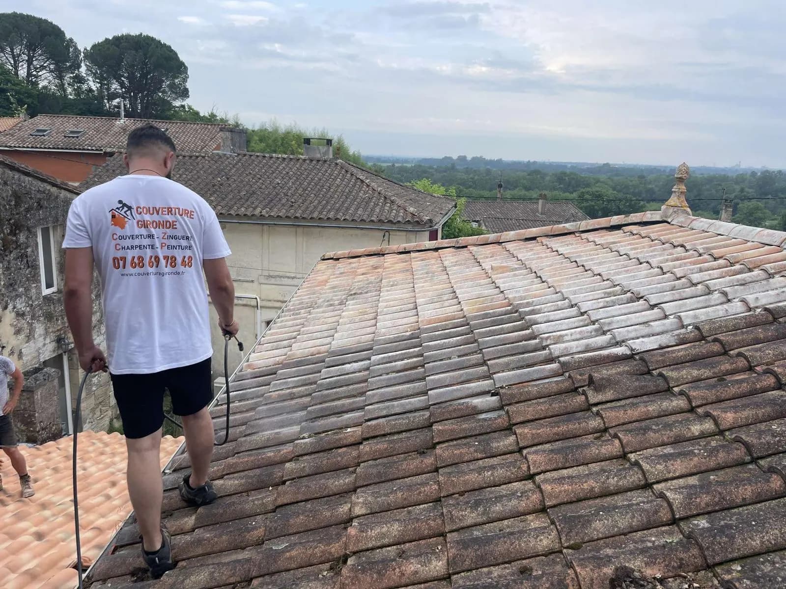 Démoussage toiture fortement lichénifiée à Talence