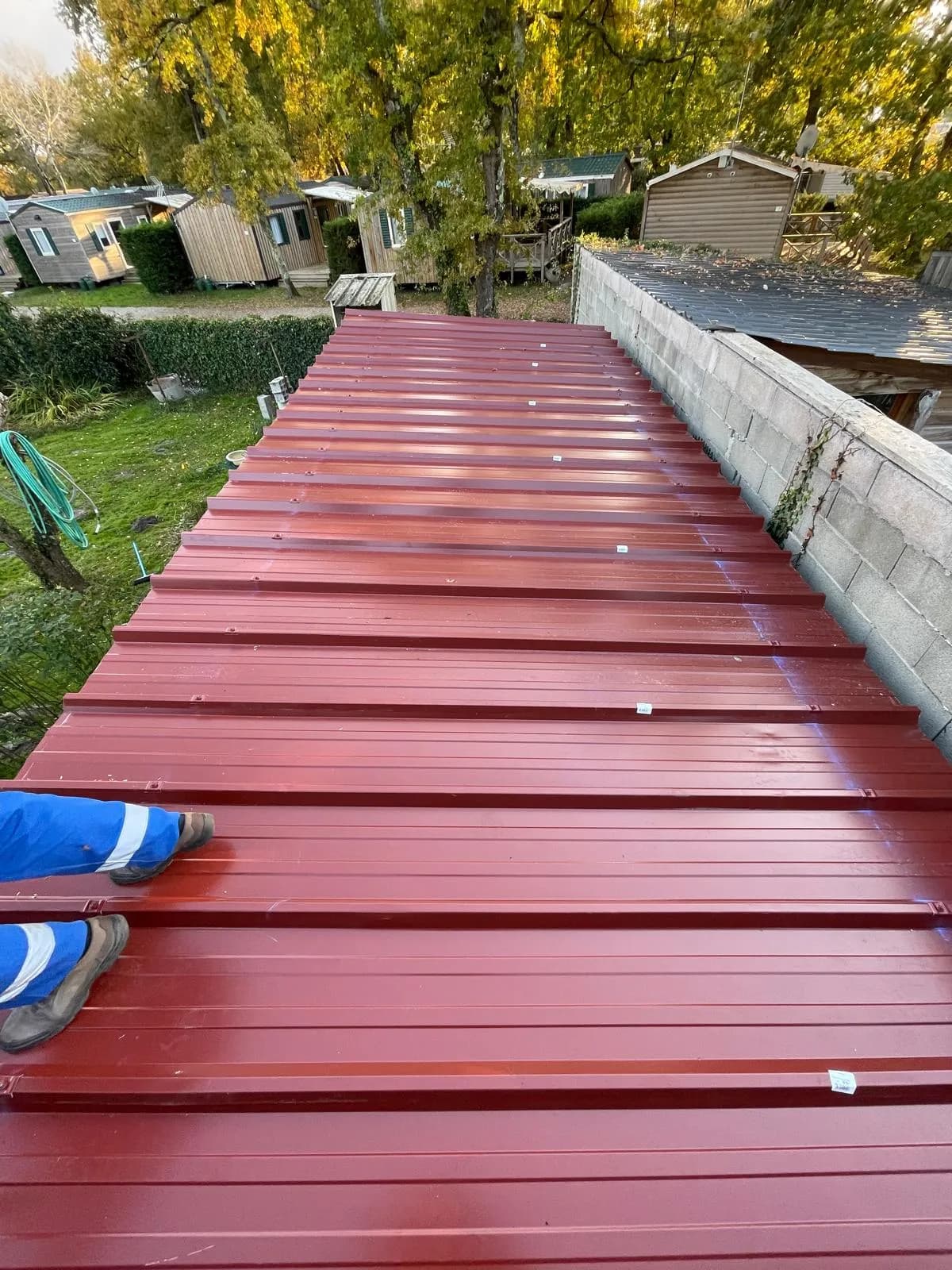 Pose d’une toiture bac acier rouge sur support bois à Lanton